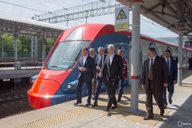 Собянин осмотрел российские поезда-экспрессы нового поколения «Иволга»
