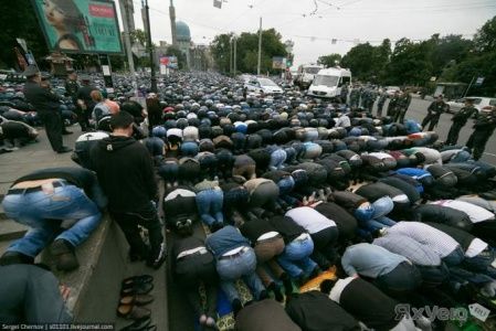 В мусульманском празднике Ураза-байрам обеспечивали безопасность в Москве около пяти тысяч полицейских