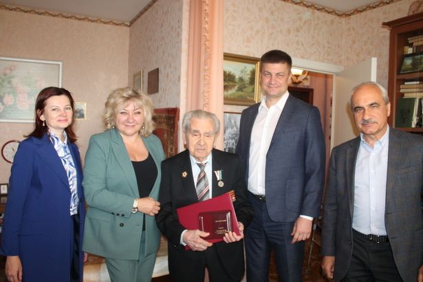 Начальник управления социальной защиты населения ЗелАО вручила юбилейную медаль ветерану битвы на Курской дуге
