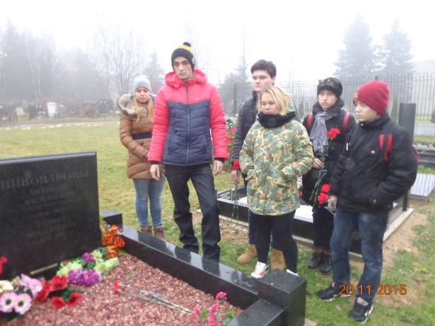 Волонтеры привели в порядок памятники в Матушкино к 74-й годовщине битвы под Москвой 