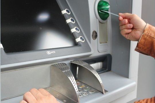 300 тысяч рублей украл приезжий у зеленоградца, воспользовавшись пин-кодом на его же банковской карте