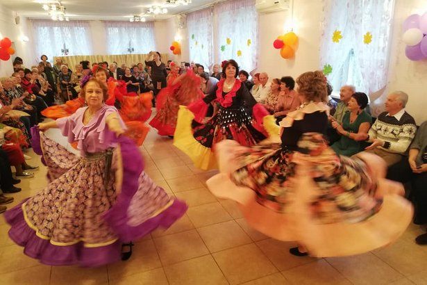 Гости социального центра в районе Матушкино танцевали бальные танцы