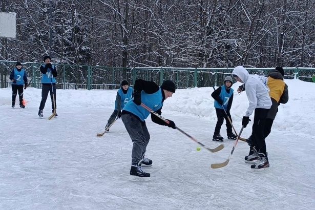 Ученики школы N 842 в выходные сыграли в хоккей