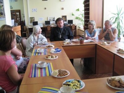 В День семьи, любви и верности жители Матушкино встретились со священником храма  Святителя Алексия из поселка Середниково отцом Александром