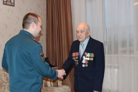 В День воинской славы России сотрудники Управления МЧС Зеленоградского округа навестили ветеранов Великой отечественной войны.