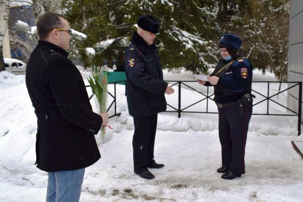 Зеленоградские стражи порядка поздравили женщин с 8 Марта