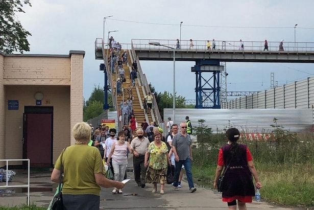 Новую и старую часть Зеленограда соединил временный пешеходный мост через ОЖД