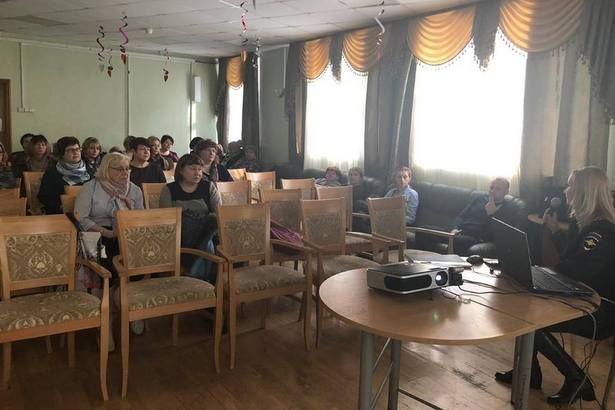 С сотрудниками ТЦСО «Зеленоградский» поговорили на тему наркомании