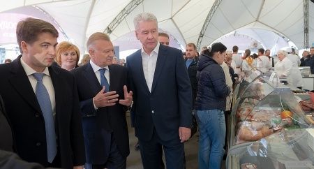 Собянин посетил одну из 70 продовольственных ярмарок в Москве