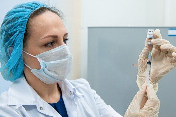 Участвующие в вакцинации москвичей медики будут получать стимулирующие выплаты