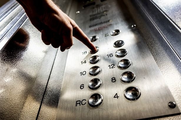 Старые лифты в пяти домах района Матушкино обещают заменить до ноября
