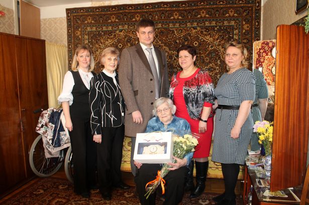 95-летнему юбиляру района Матушкино вручили  персональное поздравление Владимира Путина