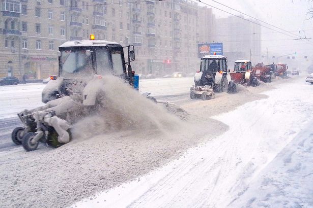 Коммунальщики Матушкино начали вывозить снег с территорий района