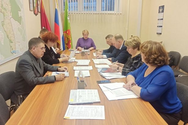 Муниципальные депутаты на заседании Совета депутатов обсудили ряд вопросов и приняли решения