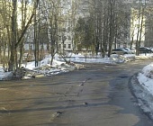 Дворы Матушкино активно зачищают от снега и наледи