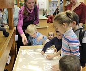 Участников «Библионочи» в Матушкино научили создавать картины из песка