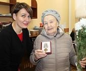 Жителям Матушкино вручили на дому юбилейные медали к 75-летию Победы