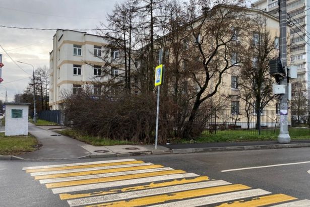 Местный проезд рядом с поликлиникой в Матушкино оборудовали знаками  «Пешеходный переход»