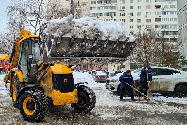 Коммунальщики Матушкино продолжают очищать дворы от снега и наледи