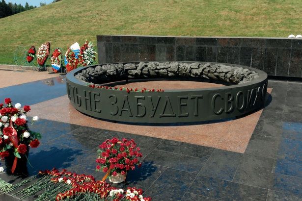 Кадеты и ветераны возложили цветы к Монументу славы в Зеленограде