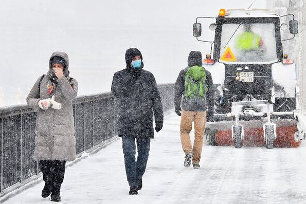 В уборке снега с территорий Зеленограда задействованы около тысячи человек и почти 120 единиц техники