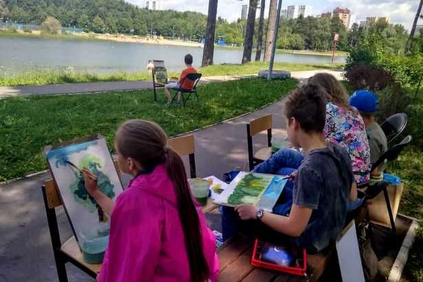 Юные зеленоградцы постигают азы рисования на пленэре у Озеропарка