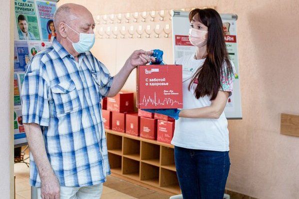 Собянин: Прошедшие повторную вакцинацию пенсионеры получат набор «С заботой о здоровье»