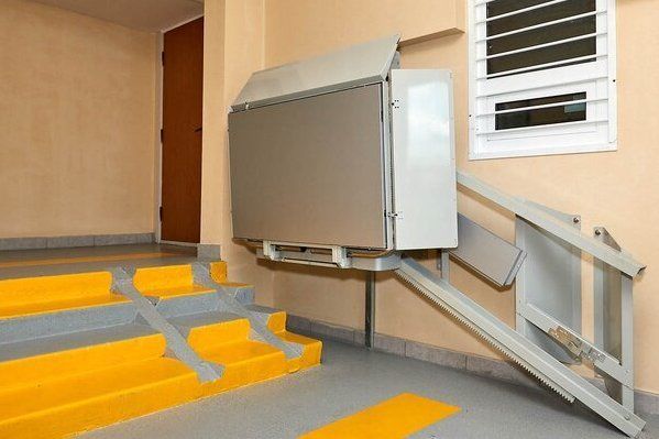 В жилых корпусах Зеленограда планируется установить 14 подъемников для маломобильных жителей