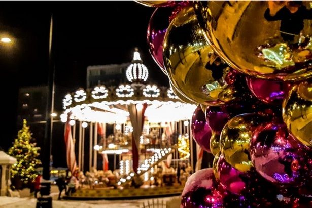 На площади Юности в Зеленограде установили 17-метровую новогоднюю ель
