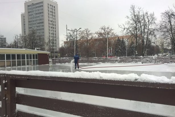 1500 квадратных метров льда - каток на Площади Юности в Матушкино готовится к открытию