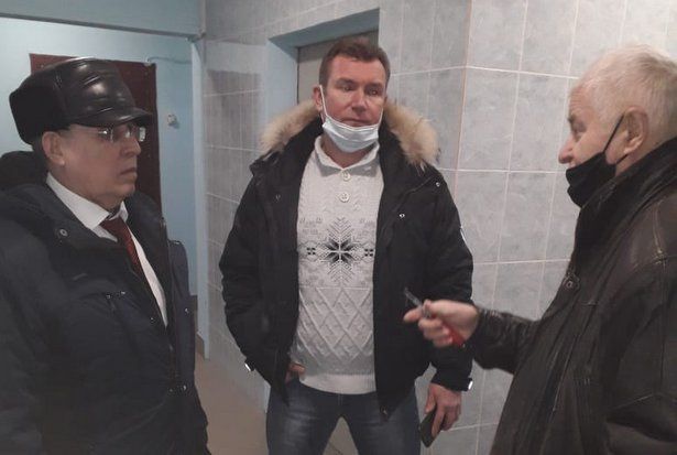 Муниципальные депутаты проконтролировали ход капремонта жилого дома в Матушкино