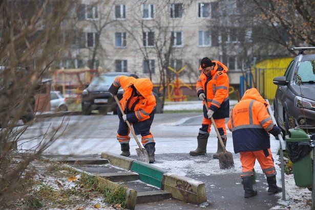 Коммунальщики района Матушкино оперативно справились с последствиями ледяного дождя