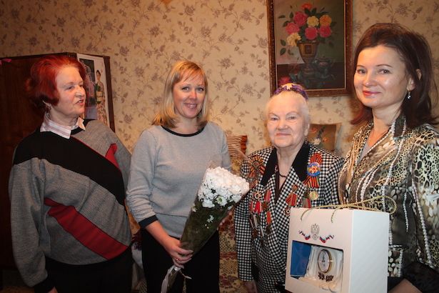Участницу войны из Матушкино  поздравили с 95-м днем рождения