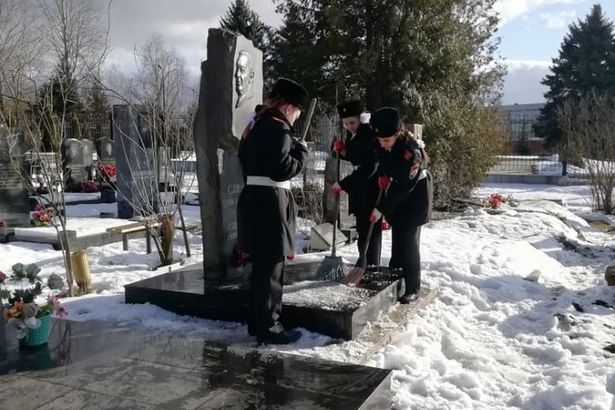 Школьники Матушкино приняли участие в акции по уборке воинских захоронений