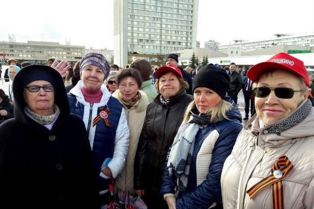 Ветераны из Матушкино приняли участие в праздничных мероприятиях на Центральной площади