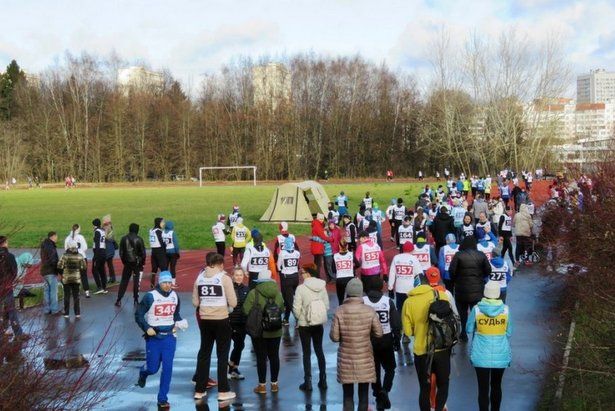 Зеленоградские бегуны пробежали 10 километров в рамках марафона «Осень-2022»