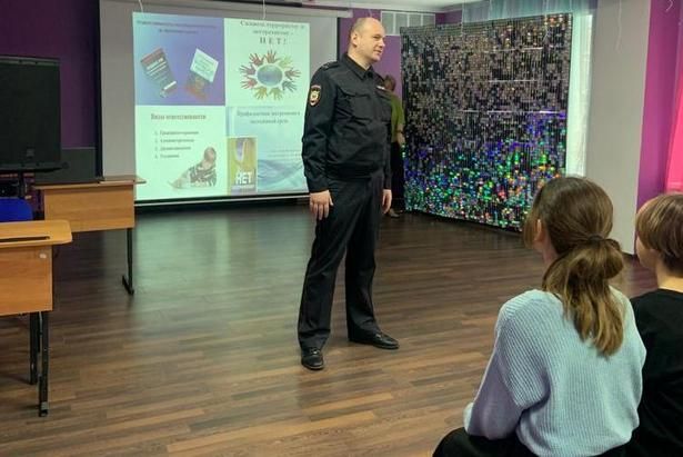 Для учащихся школы «Глобус» полицейские устроили лекцию