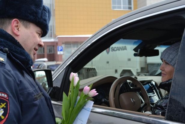 Зеленоградские полицейские порадовали автоледи праздничными букетами цветов
