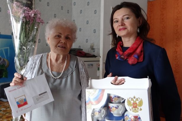 Жительница Матушкино получила на 90-летний юбилей подарки от районной управы