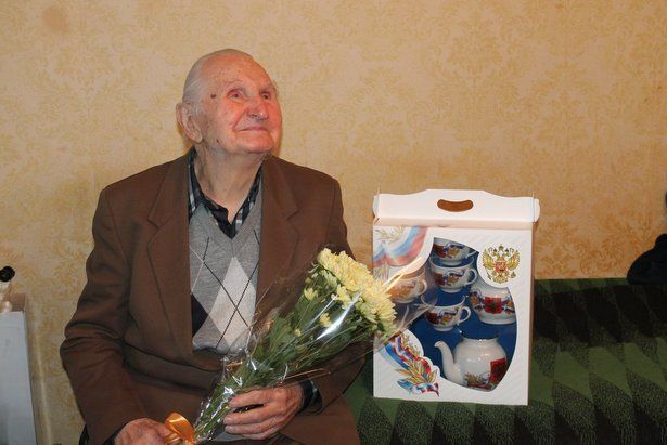 В районе Матушкино поздравили с 90-летним юбилеем ветерана труда