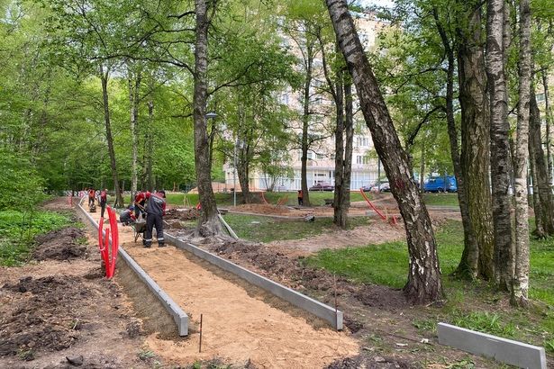 В будущей зоне отдыха района Матушкино обновляют пешеходные дорожки