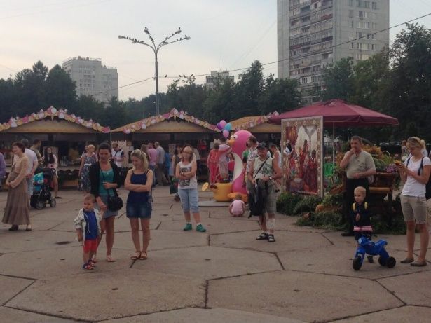Эстафету культурной программы фестиваля «Московское мороженное» на площади Юности подхватил КЦ «Доброволец» 