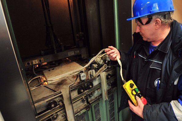 В Матушкино продолжается замена лифтового оборудования в жилых домах