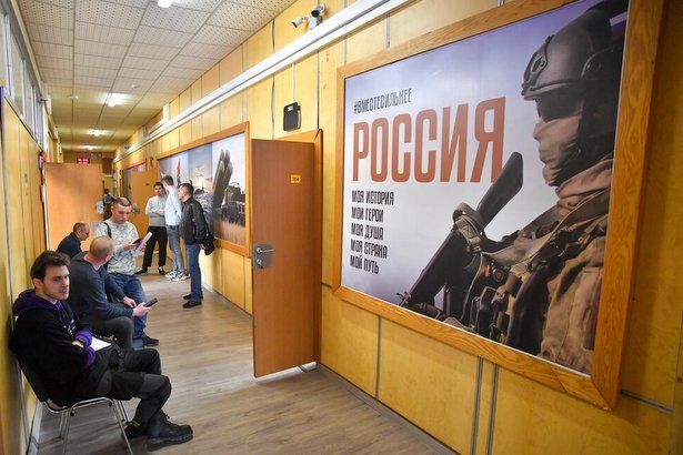 Заслуженный артист РФ Сергей Векслер  посетил столичный пункт отбора на военную службу по контракту