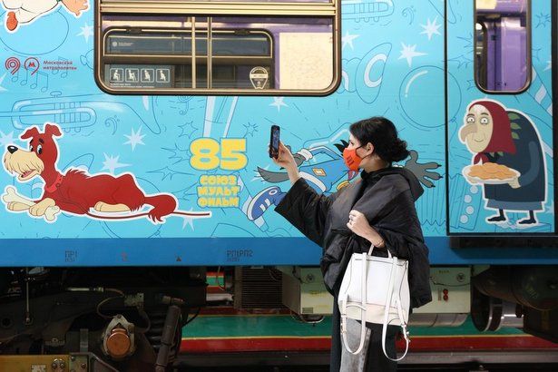 На серой ветке столичного метро начал курсировать тематический поезд «Союзмультфильм»
