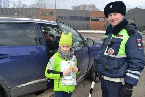 Зеленоградские дорожные инспекторы напомнили водителям правила перевозки детей