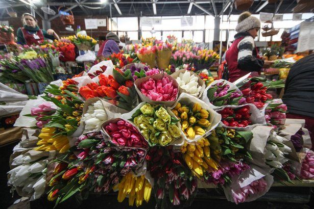 Москвичи предпочитают дарить на 8 марта желтые и красно-оранжевые тюльпаны