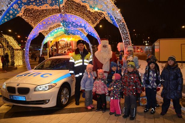 Полицейский Дед Мороз поздравил зеленоградцев с наступающим праздником
