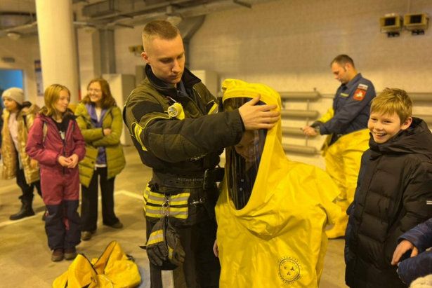 Зеленоградские школьники примерили пожарное обмундирование