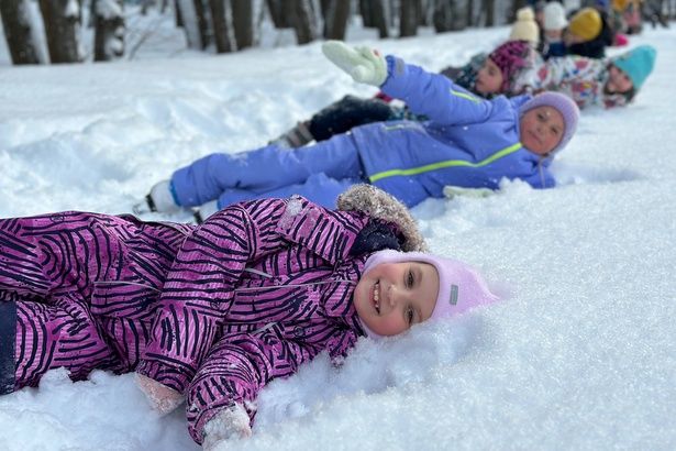 Ученики школ района Матушкино катались на лыжах, изучали снегиря и съездили в Театр Наций